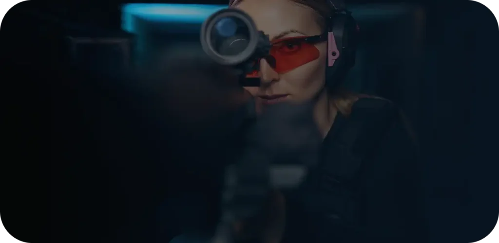 Jest to zdjęcie w stylu science fiction, przedstawiające zbliżenie ludzkiego oka umieszczonego w centrum kadru. Otoczenie sugeruje scenę o charakterze technologicznym lub futurystycznym, w której oko pełni rolę swego rodzaju okna na świat cybertechnologii.